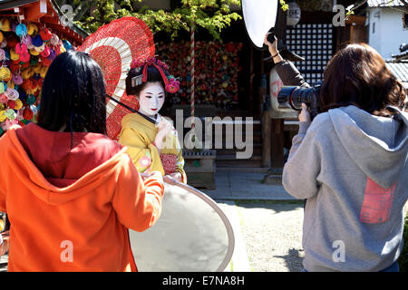 Japanischer professioneller Fotograf mit Assistenten fotografieren einer Geisha im Tempel, Gion Bereich, Kyoto, Japan, Asien Stockfoto