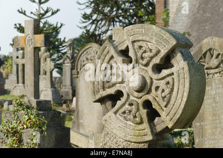 Reihen von Schiefer Sandstein Marmor Kalkstein Kontrast als Grabstein in einem Friedhof Erinnerung und Respekt in Flechten bedeckt Stockfoto