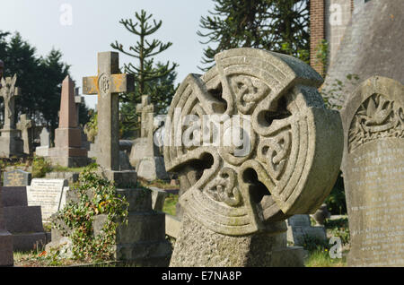 Reihen von Schiefer Sandstein Marmor Kalkstein Kontrast als Grabstein in einem Friedhof Erinnerung und Respekt in Flechten bedeckt Stockfoto