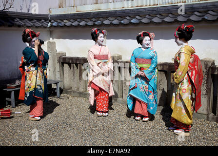 Japanische Frauen, Geishas, posiert für ein Foto, Gion-Bereich, Kyoto, Japan, Asien. Traditionelle Geisha Make-up und Kleidung Stockfoto