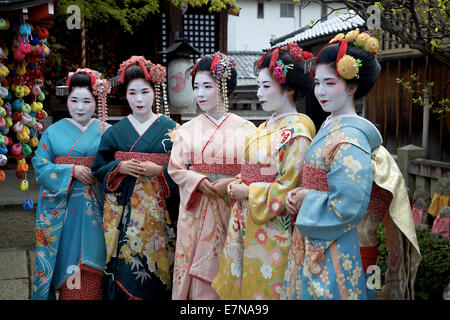 Japanische Frauen, Geishas, posiert für ein Foto, Gion-Bereich, Kyoto, Japan, Asien. Traditionelle Geisha Make-up und Kleidung Stockfoto