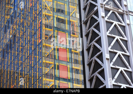 London, UK. 21. Sep, 2014. Tag 2 der Tag der offenen Tür London - Gäste Warteschlange für ca. 3 Stunden zu einen Einblick von der Spitze des Leadenhall Gebäudes (auch Ast der Cheesegrater bekannt) während das einzige Mal wird es dieses Jahr für die Öffentlichkeit zugänglich sein. Die Warteschlangen waren rund um die Straßen gesehen und wieder einmal im Inneren des Gebäudes. Höhepunkte der Ansichten enthalten: St. Pauls, The Gherkin und Canary Wharf.  Infolgedessen wurden Mülltonnen in Anwesenheit aufgrund der Vielzahl von Menschen überfüllt. Bildnachweis: Oliver Dixon/Alamy Live-Nachrichten Stockfoto