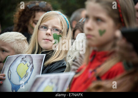 Oslo, Norwegen. 21. Sep, 2014. Kinder haben grüne Herzen auf ihre Gesichter gemalt, während Tausende durch die Innenstadt von Oslo, Norwegen marschieren, Aktion über den globalen Klimawandel, 21. September 2014 zu unterstützen. Laut Veranstalter von "The People Klima März" war die Oslo-Demonstration eines 2.808 Soli-Aktionen in 166 Ländern, die sie behaupten, "die größte Klima-Marsch in der Geschichte" war. Bildnachweis: Ryan Rodrick Beiler/Alamy Live-Nachrichten Stockfoto