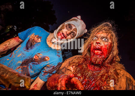 Zombies schleichen durch die Nacht bei einem jährlichen Zombie-Spaziergang Stockfoto