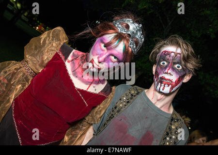 Zombies schleichen durch die Nacht bei einem jährlichen Zombie-Spaziergang Stockfoto