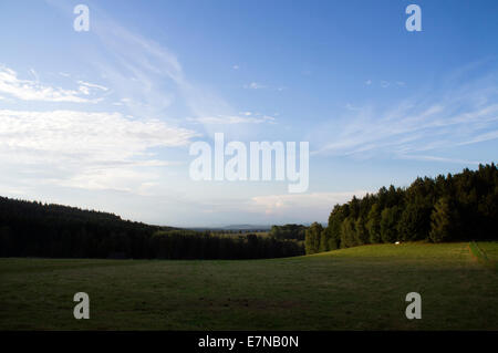 Südböhmen, Novohradske Gebirge, Feld, Wiese, Himmel, Wolken, bewölkt, grüne, blaue Farbe, 8. September 2014 (CTK Foto/Libor Sojka) Stockfoto