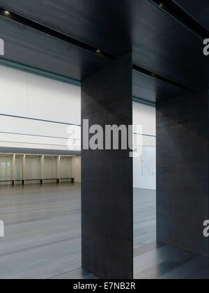 Museum Soulages, Rodez, Frankreich. Architekt: RCR Arquitectes, 2014. Blick durch. Stockfoto