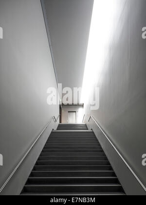 Museum Soulages, Rodez, Frankreich. Architekt: RCR Arquitectes, 2014. Treppe zum Erdgeschoss. Stockfoto