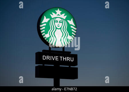 Ein Starbucks Kaffee Fahrt durch Zeichen Logo. Stockfoto