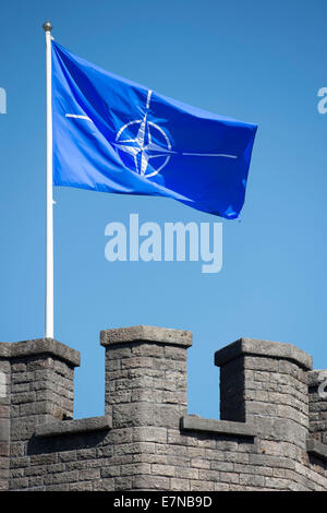 Ein NATO-Flagge weht in Cardiff Castle während des NATO-Gipfels in Newport stattfand. Stockfoto