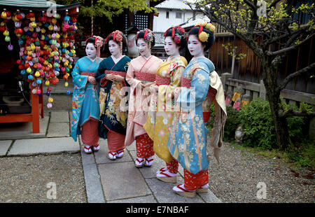 Gruppe von Japanerinnen, Geishas, posiert für ein Foto, Gion Bereich, Kyoto, Japan, Asien. Traditionelle Geisha Make-up und Kleidung Stockfoto