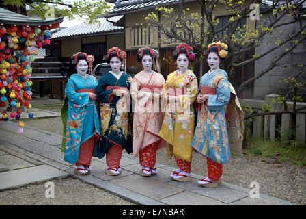 Gruppe von Japanerinnen, Geishas, posiert für ein Foto, Gion Bereich, Kyoto, Japan, Asien. Traditionelle Geisha Make-up und Kleidung Stockfoto