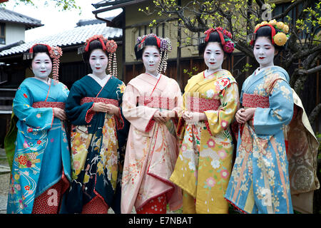 Gruppe von Japanerinnen, Geishas, posiert für ein Foto, Gion Bereich, Kyoto, Japan, Asien. Traditionelle Geisha Make-up und Kleidung Stockfoto