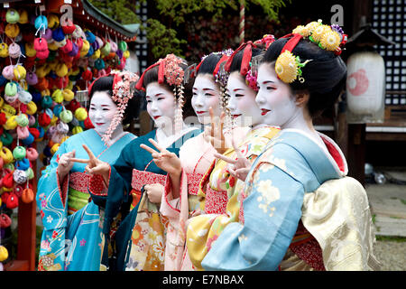 Gruppe von Japanerinnen, Geishas, posiert für ein Foto, Gion Bereich, Kyoto, Japan, Asien. Traditionelle Geisha Make-up und Kleidung Stockfoto