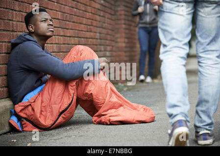 Obdachlosen Teenager im Schlafsack auf der Straße Stockfoto