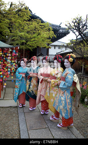 Gruppe von Japanerinnen, Geishas, posiert für ein Foto, Gion Bereich, Kyoto, Japan, Asien. Traditionelle Geisha Make-up und Kleidung Stockfoto