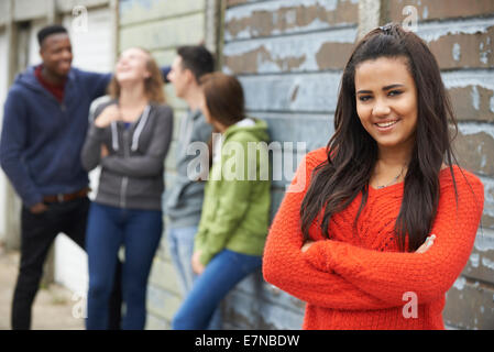 Freundeskreis Teenager Hanging Out im städtischen Umfeld Stockfoto