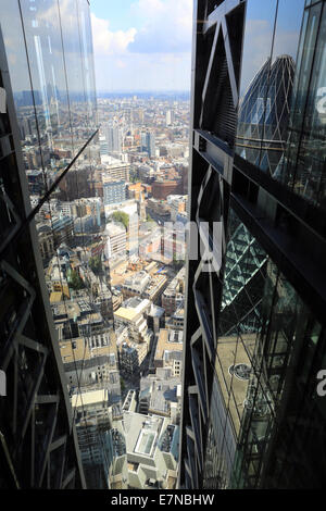 London, UK. 21. Sep, 2014. Tag 2 der Tag der offenen Tür London - Gäste Warteschlange für ca. 3 Stunden zu einen Einblick von der Spitze des Leadenhall Gebäudes (auch Ast der Cheesegrater bekannt) während das einzige Mal wird es dieses Jahr für die Öffentlichkeit zugänglich sein. Die Warteschlangen waren rund um die Straßen gesehen und wieder einmal im Inneren des Gebäudes. Höhepunkte der Ansichten enthalten: St. Pauls, The Gherkin und Canary Wharf.  Infolgedessen wurden Mülltonnen in Anwesenheit aufgrund der Vielzahl von Menschen überfüllt. Bildnachweis: Oliver Dixon/Alamy Live-Nachrichten Stockfoto