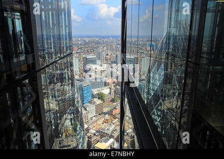 London, UK. 21. Sep, 2014. Tag 2 der Tag der offenen Tür London - Gäste Warteschlange für ca. 3 Stunden zu einen Einblick von der Spitze des Leadenhall Gebäudes (auch Ast der Cheesegrater bekannt) während das einzige Mal wird es dieses Jahr für die Öffentlichkeit zugänglich sein. Die Warteschlangen waren rund um die Straßen gesehen und wieder einmal im Inneren des Gebäudes. Höhepunkte der Ansichten enthalten: St. Pauls, The Gherkin und Canary Wharf.  Infolgedessen wurden Mülltonnen in Anwesenheit aufgrund der Vielzahl von Menschen überfüllt. Bildnachweis: Oliver Dixon/Alamy Live-Nachrichten Stockfoto