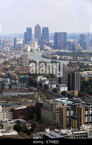 London, UK. 21. Sep, 2014. Tag 2 der Tag der offenen Tür London - Gäste Warteschlange für ca. 3 Stunden zu einen Einblick von der Spitze des Leadenhall Gebäudes (auch Ast der Cheesegrater bekannt) während das einzige Mal wird es dieses Jahr für die Öffentlichkeit zugänglich sein. Die Warteschlangen waren rund um die Straßen gesehen und wieder einmal im Inneren des Gebäudes. Höhepunkte der Ansichten enthalten: St. Pauls, The Gherkin und Canary Wharf.  Infolgedessen wurden Mülltonnen in Anwesenheit aufgrund der Vielzahl von Menschen überfüllt. Bildnachweis: Oliver Dixon/Alamy Live-Nachrichten Stockfoto