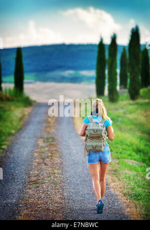 Junge Backpacker Reisen entlang Europas, glückliche Frau zu Fuß in den Park entdecken, Sommer Urlaub Konzept Stockfoto