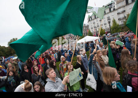 Oslo, Norwegen, 21. September 2014. Grüne Fahnen winken über Tausende marschieren durch die Innenstadt von Oslo, Norwegen, Aktion über den globalen Klimawandel, 21. September 2014 zu unterstützen. Laut Veranstalter von "The People Klima März" war die Oslo-Demonstration eines 2.808 Soli-Aktionen in 166 Ländern, die sie behaupten, "die größte Klima-Marsch in der Geschichte" war. Bildnachweis: Ryan Rodrick Beiler/Alamy Live-Nachrichten Stockfoto