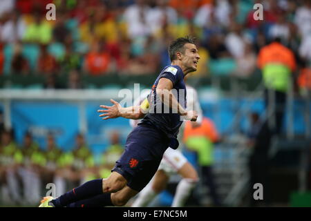 Robin van Persie punktet mit einem Kopfball. Spanien / Holland. WM 2014. Fonte Nova-Stadion, Bahia, Brasilien Stockfoto