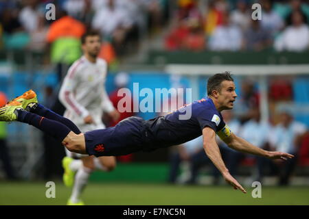 Robin van Persie punktet mit einem Kopfball. Spanien / Holland. WM 2014. Fonte Nova-Stadion, Bahia, Brasilien Stockfoto