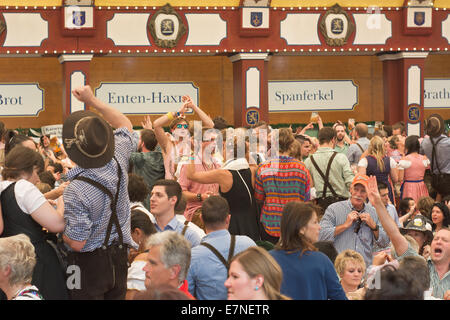 München, Deutschland. 21. September 2014.  Oktoberfest-Scharen von Besuchern auf dem Löwenbräu-Zelt feiert das fest. Das Festival läuft vom 20 Sept. – Okt. 5 in München. Bildnachweis: Steven Jones/Alamy Live-Nachrichten Stockfoto