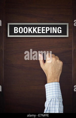 Geschäftsmann vor Buchhaltung Bürotür auf der Suche nach einem Business-service Stockfoto