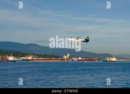 Harbour Air Wasserflugzeug DHC-3 Turbine Single Otter startet von Coal Harbour in den Burrard Inlet in Vancouver, Kanada. Stockfoto