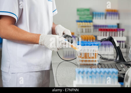 Techniker Scannen medizinische Probe im Labor Stockfoto