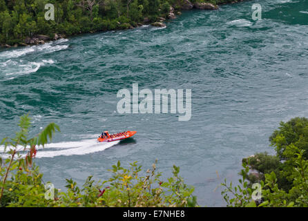 Ein Speed-Boot aus dem Whirlpool Jet Boat Tours nimmt Touristen auf einer Reise auf die Whirlpool Rapids am Niagara River. Stockfoto