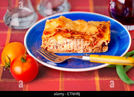 Frische hausgemachte Lasagne auf einen blauen Teller Stockfoto