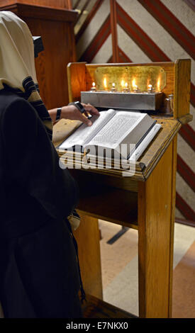 Religiösen jüdischen Mann an der Spitze Morgen Dienstleistungen auf eine Synagoge in Brooklyn, New York Stockfoto