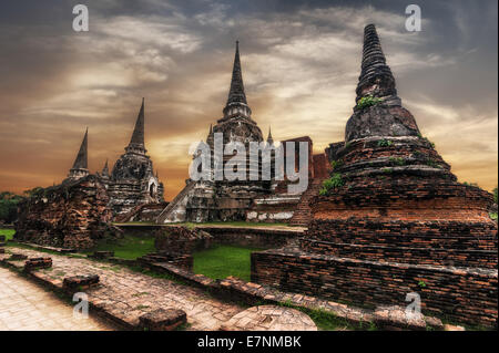 Asiatische Sakralarchitektur. Alte buddhistische Pagode Ruinen im Tempel Wat Phra Sri Sanphet unter Sonnenuntergang Himmel. Ayutthaya, Thailand Stockfoto