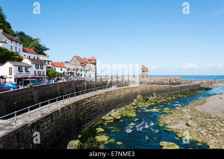 Fluss Lyn entlang der Hafenmauer in Lynmouth, North Devon. Stockfoto