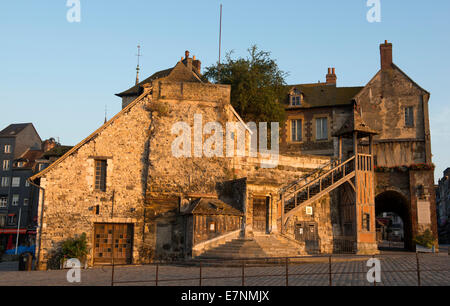 Die Statthalterei-Gebäude am Eingang zum Hafen in Honfleur, Normandie Frankreich Europa Stockfoto