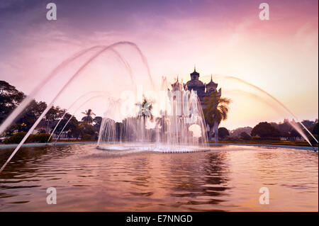 Patuxai, wörtlich: Siegestor oder Tor von Triumph, ehemals die Anousavary oder Anosavari-Denkmal, bekannt von den Franzosen als Stockfoto