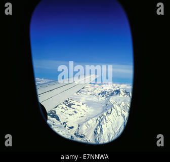 Luftaufnahme der schneebedeckten Alpen Berge durch die flugzeugfenster Schweiz Europa Stockfoto