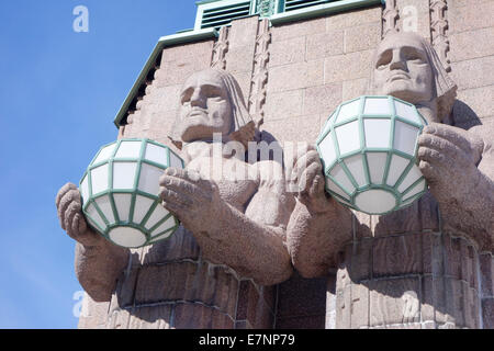 Finnland, Helsinki: Zwei Art-Déco-Statuen halten Kugellampen begrüßen die Besucher auf dem Hauptbahnhof von Helsinki. Stockfoto