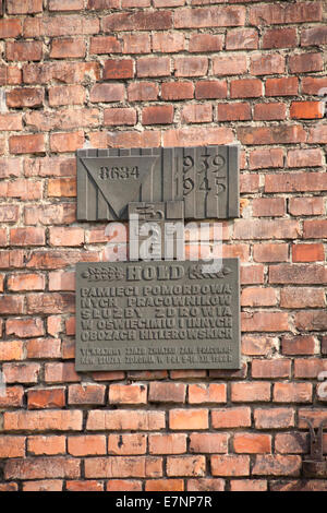 1939 1945 halten 8634 Plaketten an Wand des Blocks im KZ Auschwitz, Auschwitz, Polen Stockfoto