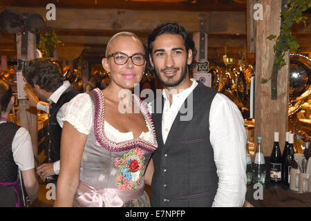 Modell Natascha Ochsenknecht und ihr Partner, Fußballspieler Umut Kekilli, stellen bei der "Promi-Almauftrieb" am "Kaefer" Zelt auf dem 181. Oktoberfest in München (Bayern), Deutschland, 21. September 2014. Das Bierfest läuft vom 20 September bis 5. Oktober 2014. Foto: FELIX HOERHAGER/dpa Stockfoto