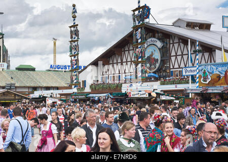 München, Deutschland. 21. September 2014. Scharen von Besuchern auf dem 181. Oktoberfest das fest zu feiern. Das Festival läuft vom 20 Sept. – Okt. 5 in München. Bildnachweis: Steven Jones/Alamy Live-Nachrichten Stockfoto