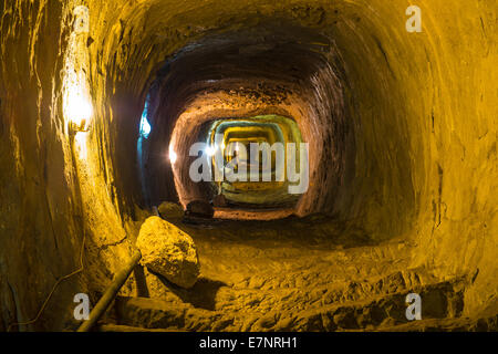 Geheimnisvolle Verlies-Tunnel mit Wänden aus Stein Stockfoto