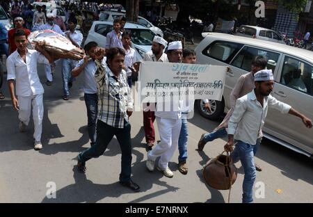 Uttar Pradesh, Indien. 22. September 2014. AAP Arbeiter während sie beteiligen Shav Yatra Protest von Uttar Pradesh Chief Minister Akhilesh Yadav während einer Protestaktion über steigende Kriminalfälle und Übertragung eines Offiziers (Kommissar Badal Chatterjee) in Allahabad. Bildnachweis: Prabhat Kumar Verma/Pacific Press/Alamy Live-Nachrichten Stockfoto