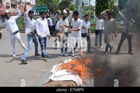 Uttar Pradesh, Indien. 22. September 2014. AAP Arbeiter während sie beteiligen Shav Yatra Protest von Uttar Pradesh Chief Minister Akhilesh Yadav während einer Protestaktion über steigende Kriminalfälle und Übertragung eines Offiziers (Kommissar Badal Chatterjee) in Allahabad. Bildnachweis: Prabhat Kumar Verma/Pacific Press/Alamy Live-Nachrichten Stockfoto