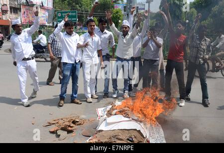 Uttar Pradesh, Indien. 22. September 2014. AAP Arbeiter während sie beteiligen Shav Yatra Protest von Uttar Pradesh Chief Minister Akhilesh Yadav während einer Protestaktion über steigende Kriminalfälle und Übertragung eines Offiziers (Kommissar Badal Chatterjee) in Allahabad. Bildnachweis: Prabhat Kumar Verma/Pacific Press/Alamy Live-Nachrichten Stockfoto