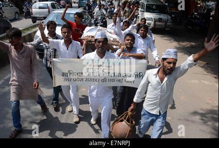 Uttar Pradesh, Indien. 22. September 2014. AAP Arbeiter während sie beteiligen Shav Yatra Protest von Uttar Pradesh Chief Minister Akhilesh Yadav während einer Protestaktion über steigende Kriminalfälle und Übertragung eines Offiziers (Kommissar Badal Chatterjee) in Allahabad. Bildnachweis: Prabhat Kumar Verma/Pacific Press/Alamy Live-Nachrichten Stockfoto