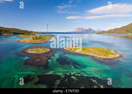 Fjord mit einer kleinen Insel. Typische Ansicht der Lofoten, Norwegen Stockfoto